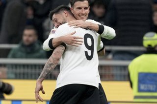 Goretzka félicite Kleindienst après le 1-1 KEYSTONE/AP/Antonio Calanni